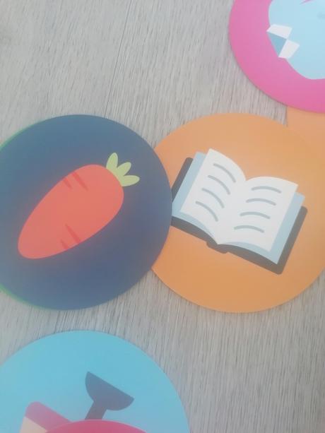 Kontrastna kniha s hrkalkou a karticky, 