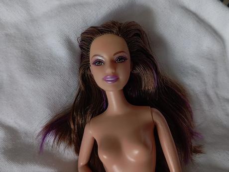 Barbie bruneta s fialovým melírom,