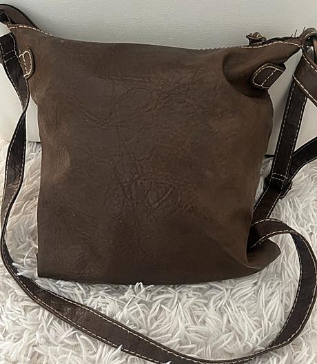 Crossbody atmosphere, atmosphere