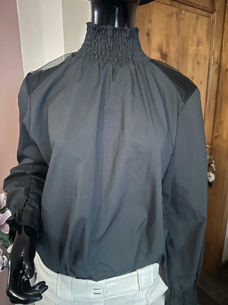 Čierna blúzka so stojačikom a s tylom na pleciach, m