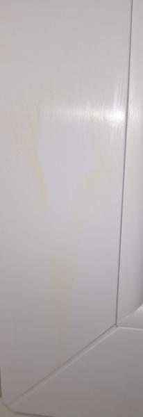 Ako odstrániť zažltnutý fľak na plastovom ráme?