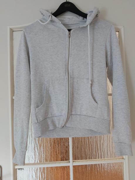 Biela mikina., gate,s