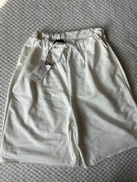 Kraťasy s visačkou, 