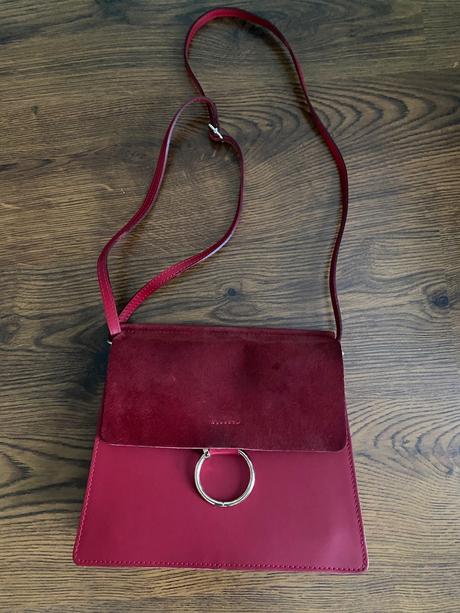 Červená kožená kabelka, 