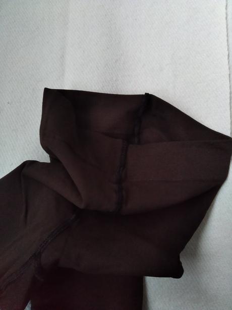 Tmavohnedé legíny, amisu