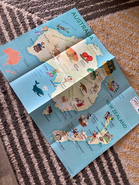 Mix anglických časopisov a mapa, 