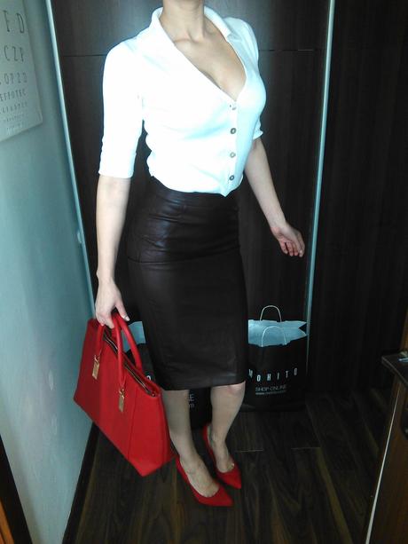 Biely svetrík s golierikom principles, s