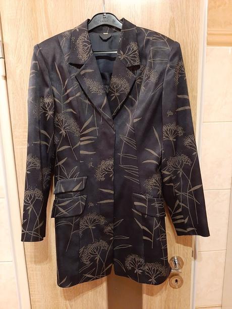 Elegantný kostým s mini sukňou, s