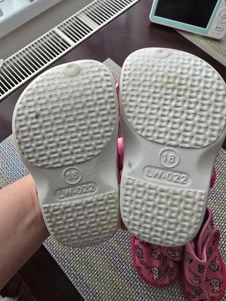 4 topanočky (2x kroksy 2 x papučky ), 18