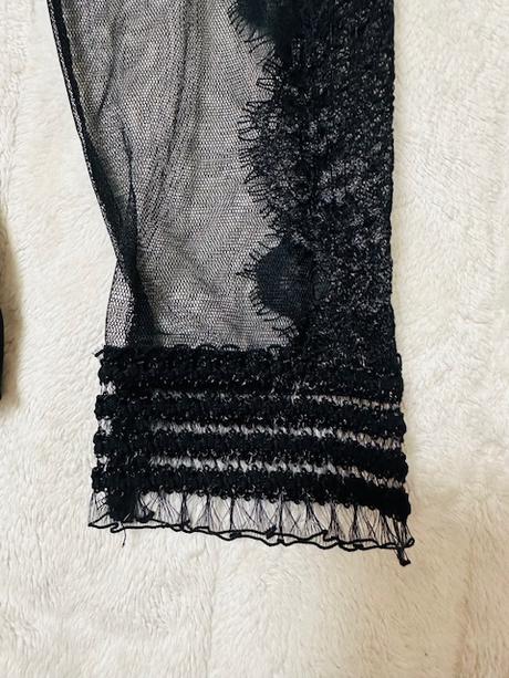 Krásna čierna blúzka s čipkou a tylom zn. magenta, m