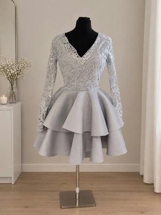 Elegantné sivostrieborné spoločenské šaty, s