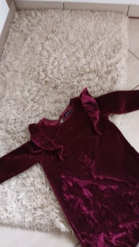 Krásne zamatové šaty s volánikmi, reserved,116