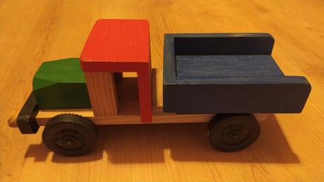 Drevené autíčko so zdvíhacou korbou, 