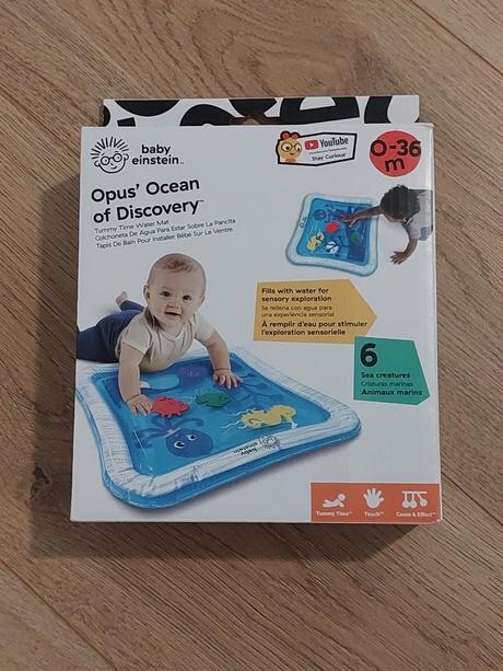 Kocky, kniha, nálepky, podložka,