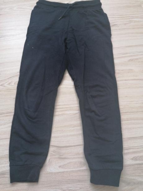 Tmavomodré tepláky, 146