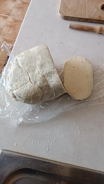 Prečo moje slané cesto smrdí ako plesnivý syr?