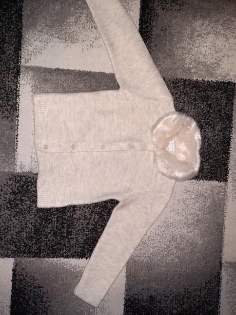 Krasny svetrík s chlpatym golierom, f&f,122