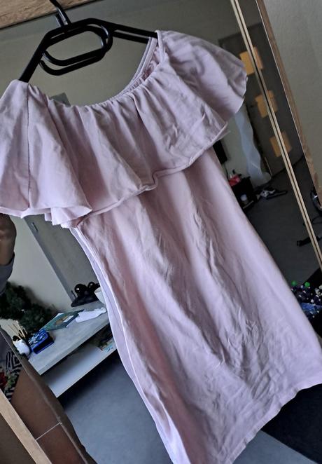 Šaty s odhalenym ramenom, s