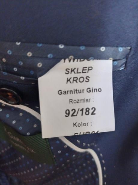 Oblek tmavomodrý, 182