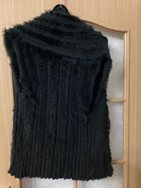 Pletená vesta s kúskami kozusinky, m