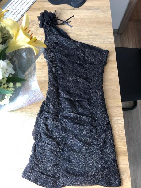 Čierno zlaté šaty na jedno rameno s, s