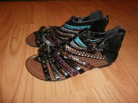 Čierne sandálky, 29