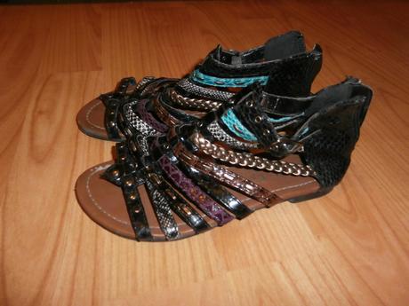 Čierne sandálky, 29