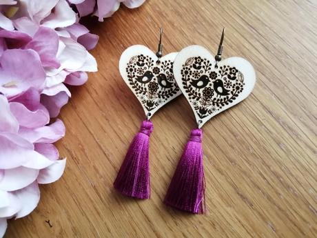 Drevené gravírované náušnice so strapcom,