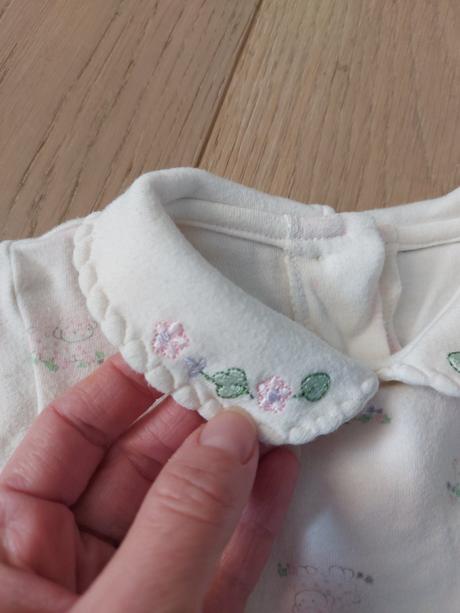 Vyšívané body- super stav, 62