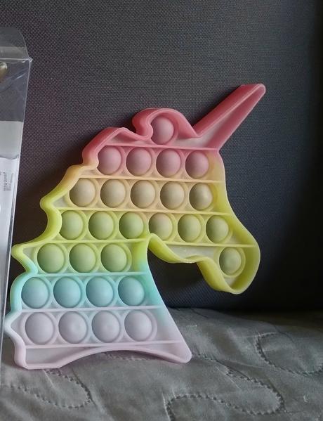 Jednorožec pop it ako nový antistresová hračka hra, 