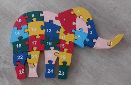 Naucne drevene puzzle slon s cislami a abecedou,