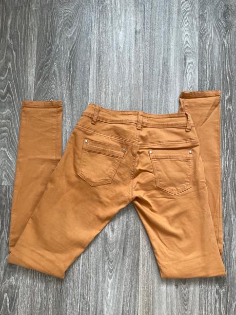 Gate s nízky sedom v horčicovej farbe, 26