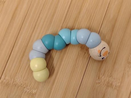 Ohybná drevená edukačná pastelová húsenica, 17 cm, 