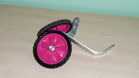 Dievčenský bicykel 16 s pomocnými kolieskami., 16