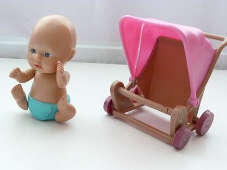 Bábika s kočiarikom (posuvná),