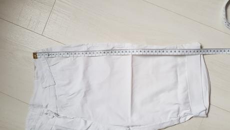 Biele krátke nohavice, s