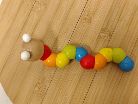 Ohybná drevená edukačná húsenica, 18 cm,