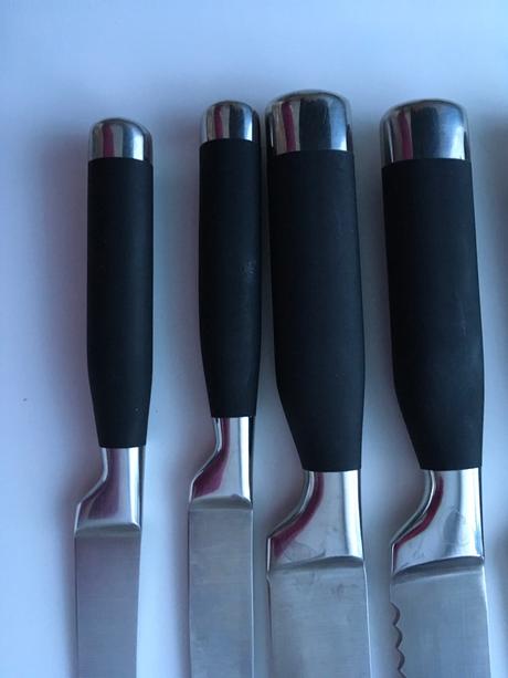 Stojan s piatimi nožmi ako nové, 