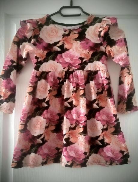 Krásne šaty s volánikmi, 122