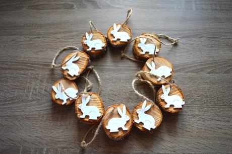 Drevené veľkonočné ozdoby so zajačikom,