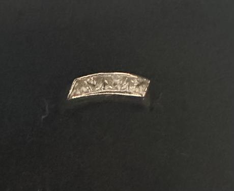 Strieborný prsteň s bielymi kamienkami, 