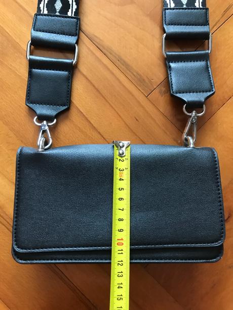 Čierna crossbody kabelka s hrubým popruhom, new yorker