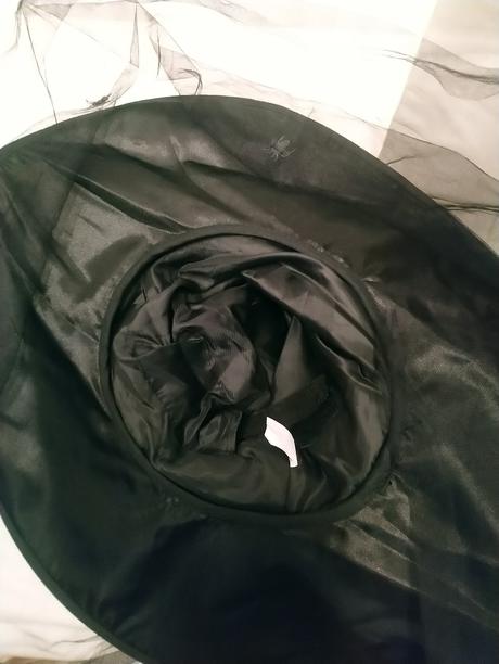 Čarodejnícky klobúk ruža, perie, závoj s pavúčikmi,