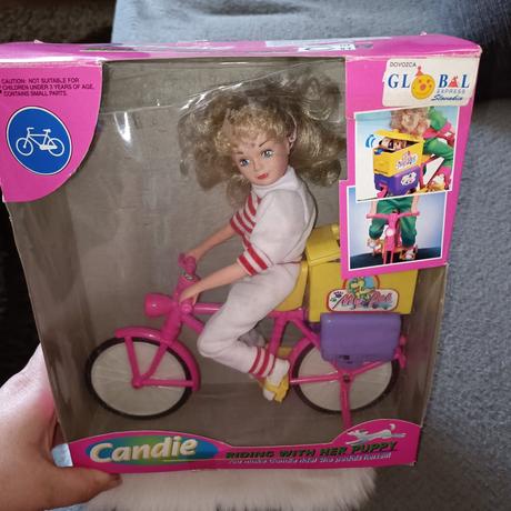 Vintage bábika na bicykli,