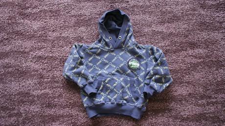 Mikina s klokanim vrecom, 104