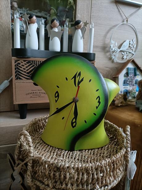 Krásne nadčasové hodiny výpredaj, 