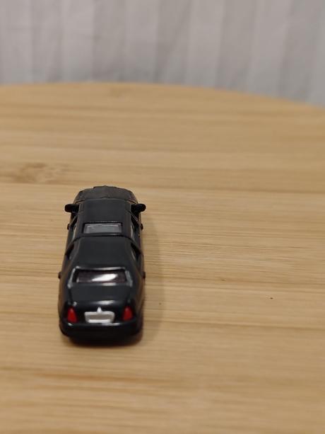 Retro limuzína lincoln town car, balaban 90. roky, 