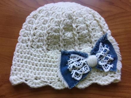 Čiapka s mašľou z rifloviny a čipky, 68