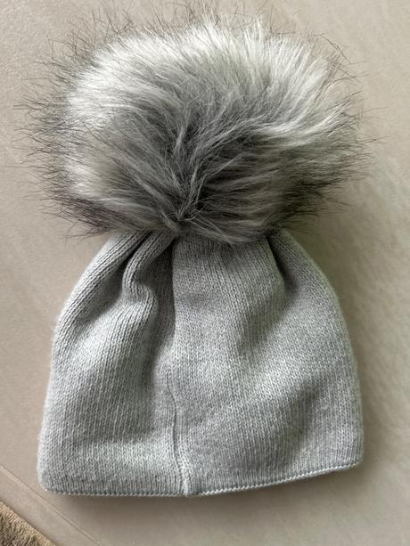 Sivá čiapka s brmbolcom,