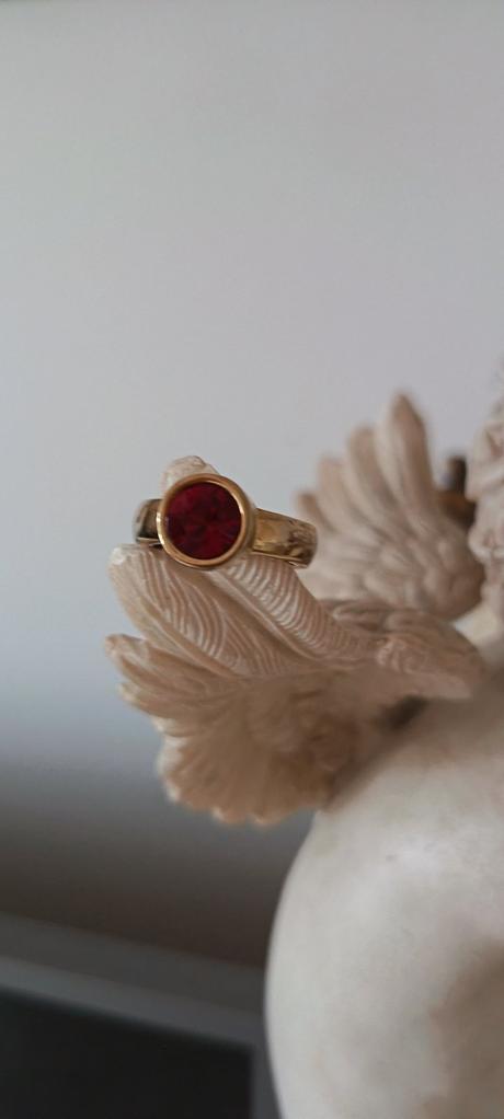 Dyrberg/kern prsten s cervenym kamenom, 